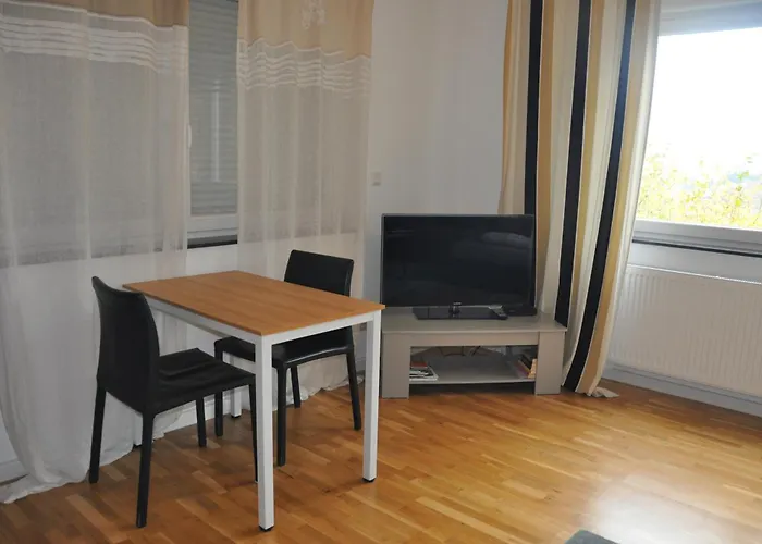 Geraeumige 2-Z Wohnung Im Gruenen, Garten, Terrasse, Ruhig, Natur, Phantastischer Blick!